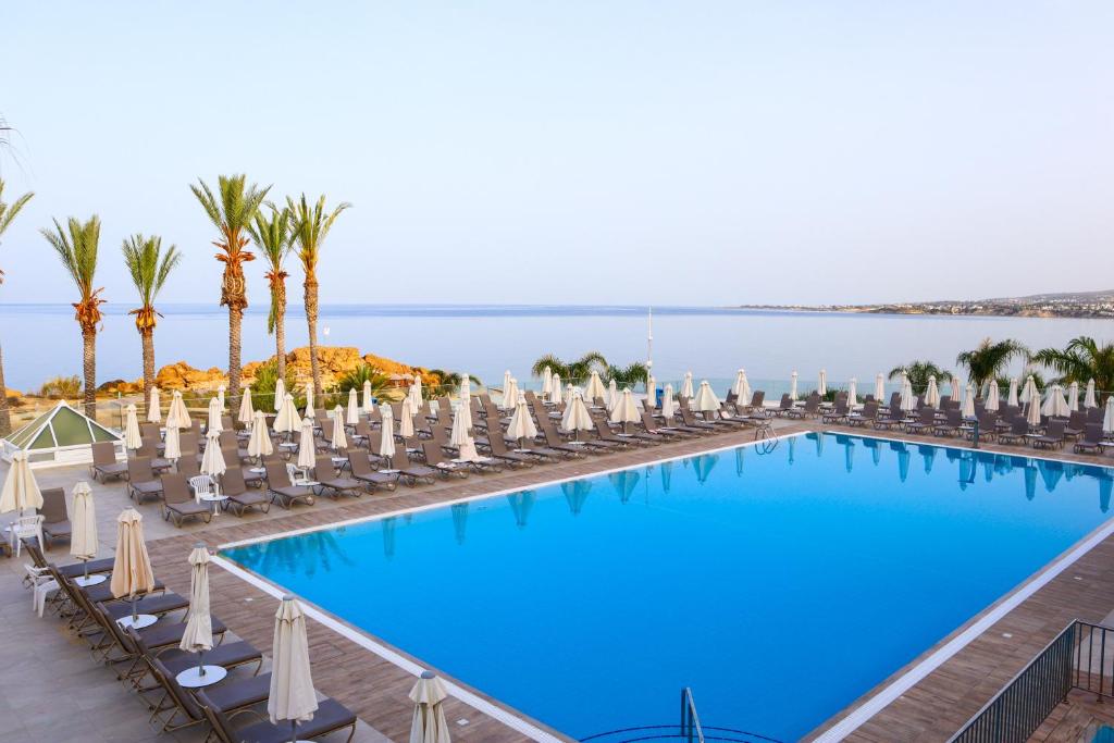 Poolområde på Queens Bay Hotel