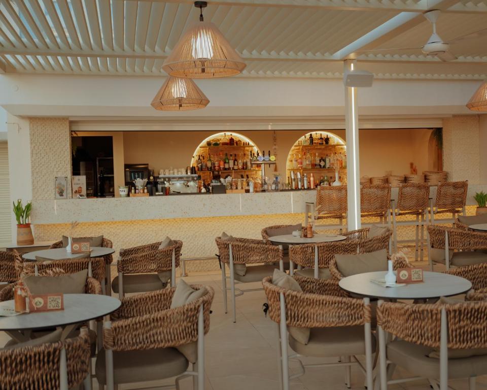 Bar på Queens Bay Hotel